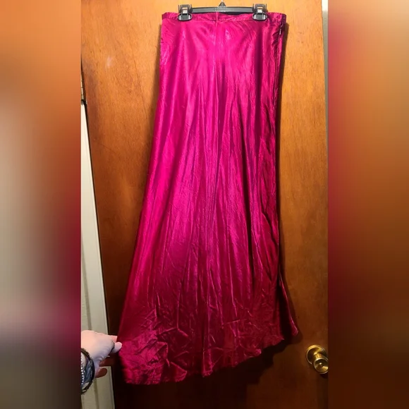 COPY - STUNNING vintage Las Vidas deep red wine color silk like maxi skirt sz10 - Picture 4 of 7